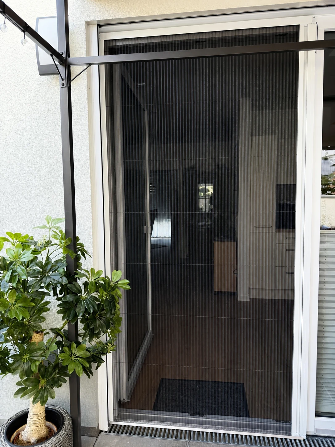 Weißer Rahmen zur Terrasse